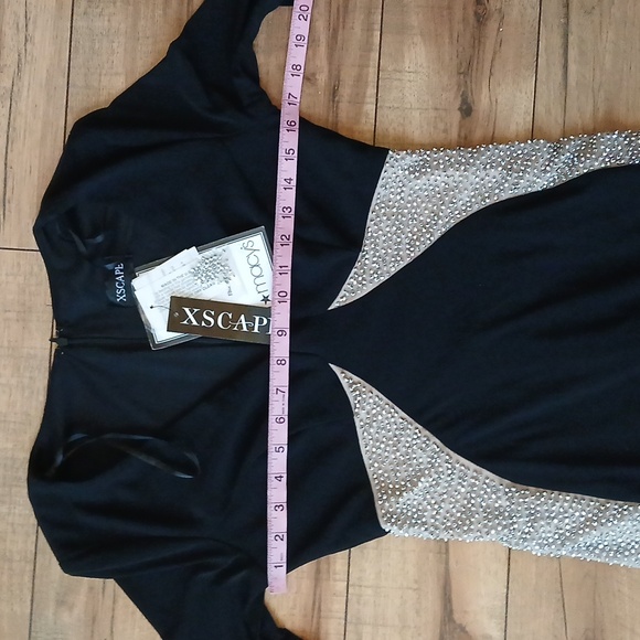 New Xscape Women's V-Neck Embellished Contrast-Inset Gown. Size 6 - Picture 17 of 17